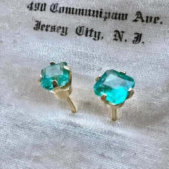 Elegant Natural Emerald Stud Earrings - Picture 6 of 11